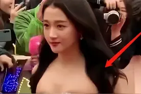 扁平身材，挤出赘肉，穿错礼服的她们真是把尴尬展现的淋漓尽致图片