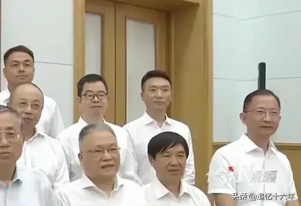 女航天员王浩泽和央视主持人康辉同框，身着白色衬衫，参加疗养