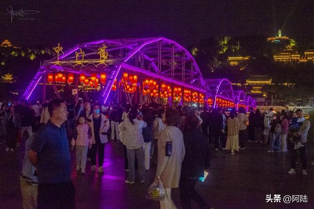 兰州最著名的黄河铁桥,其实是由三个国家合作而建,夜景灯光旖旎