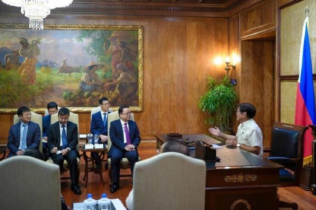 小马科斯消失4天，现身后的第一件事，竟是给驻菲大使告别送行
