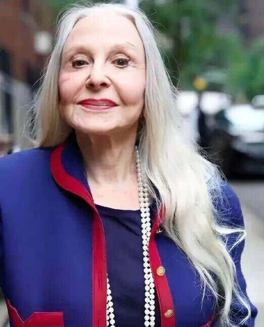 又被北京“地铁奶奶”惊艳到！白发不染，不穿老年装！美得太高级