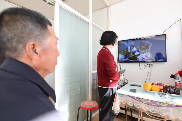 点火发射前，中国最年轻航天员父母的38小时