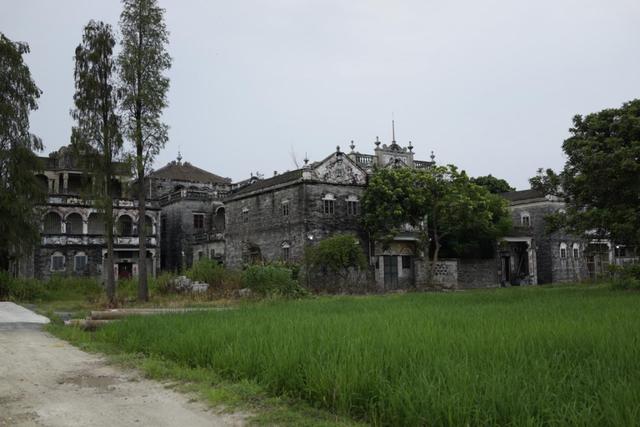 广东开平无人村，村民斥巨资盖豪宅后，全村移民加拿大，70年未归