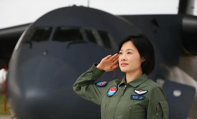 阅兵女机长身份曝光！私生活被扒牺牲太大，老公不简单，央视点名