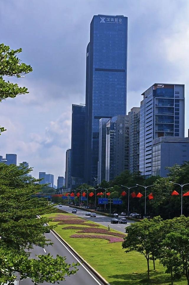 国庆第一天打卡深圳景观大道深南大道，车这么少太安静了！