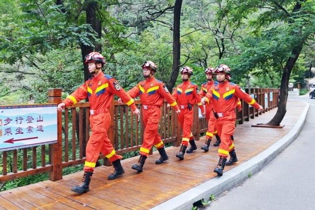 第39届泰山国际登山比赛鸣枪开跑，“火焰蓝”全程守护保平安