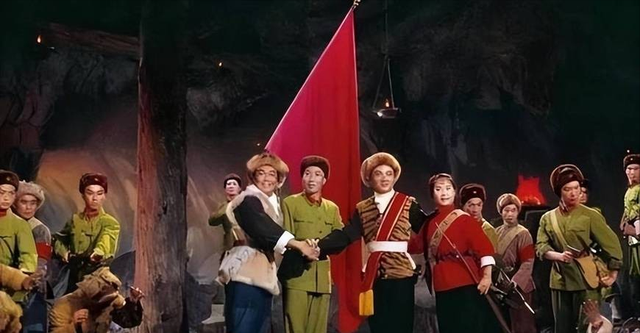 吃里扒外、永不回国？带30名演员留美不归，如今年过花甲归来