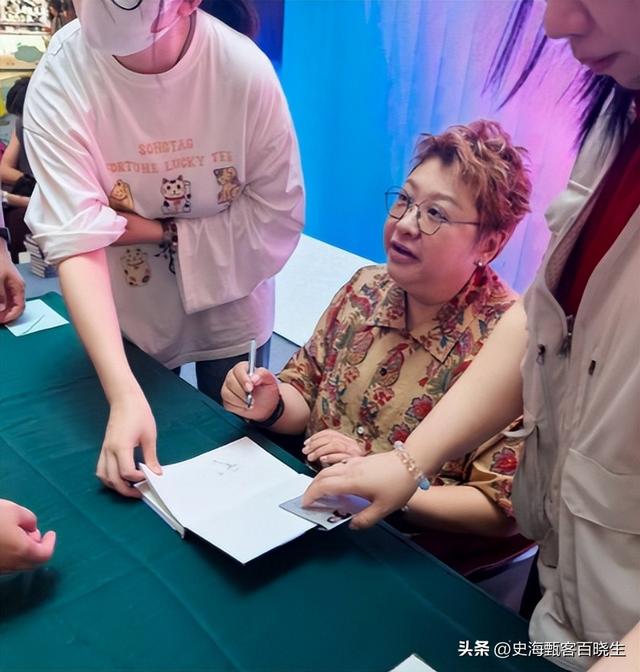 贪污上亿、假慈善？被实名举报的韩红，如今连坐椅子都成了“错”