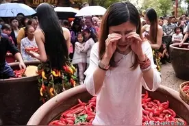 中国人没有韩国人能吃辣？博主带韩国人去吃川菜，一口下去就哭了图片