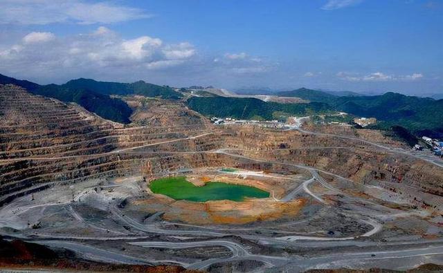 高市刚敲定稀土大单，哈萨克斯坦趁虚而入，结果被中国卡脖子