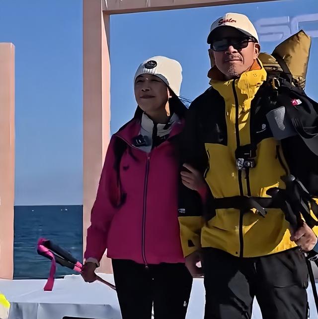 俞敏洪新疆旅行，大早上喝“上马酒”，还跟美女老板一起走秀