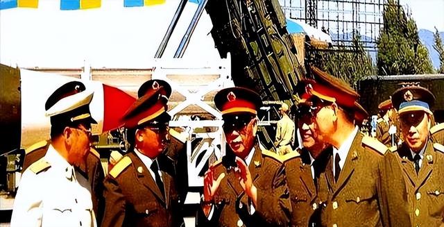 首！次访华就不尊重我国？中国当场撤走仪仗队：摆正态度再来吧。