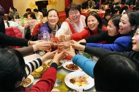 现在哪还有什么真正的同学友谊，都是一些无用的社交纯属浪费时间图片