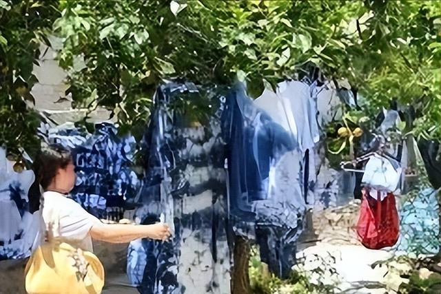进山疗愈爆火，年轻人为何在寺庙制香、苗寨染布里找寻自我？