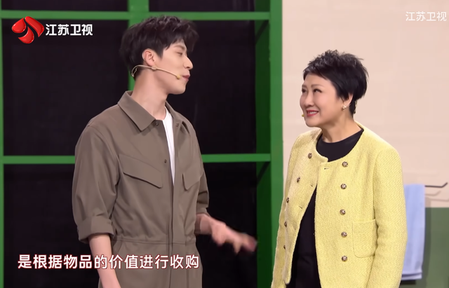 于朦胧坠亡后，62岁张凯丽发文看哭全网，一个举动让人意料之外