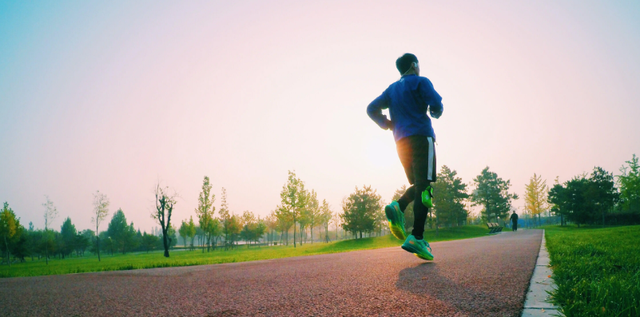 锻炼越多越早死？医生警告：这6种运动，中老年人别再拼命做了！