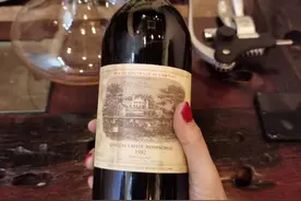 82年的拉菲，非常稀少，为什么还有人买得到，到底生产了多少？图片