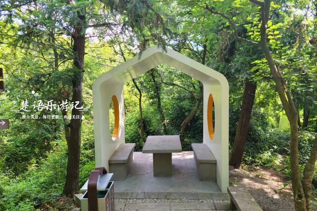 浙江宁波的小灵峰古道，连接着诸多古寺，不仅景美还很适合徒步