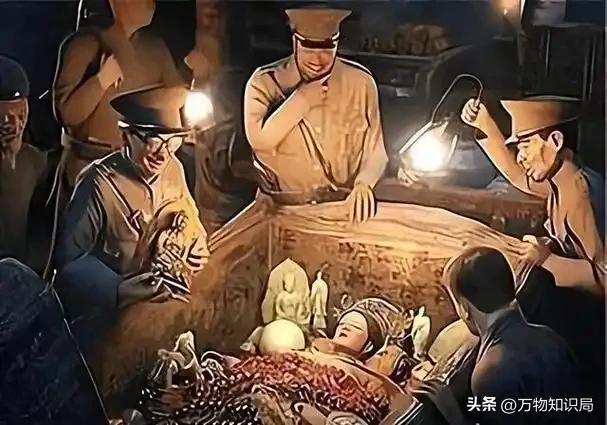 1983年慈禧墓开棺老照片：出土时全身长白毛，牙齿和指甲保存完整