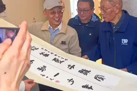 易中天致敬刘道玉校长：曾经华夏千雏凤，永是珞珈一少年图片