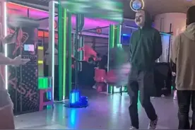 为寻求刺激，一男子戴面具拿玩具蛇恐吓路人 昆明警方：该男子已被行政处罚图片