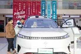 买辆新车回家过年，武汉经开区汽车消费迎来小高峰图片