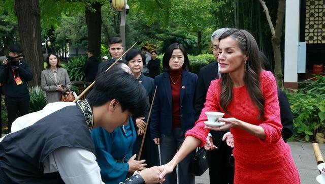 被西班牙王后惊艳了！4天6套Look，从成都美到北京