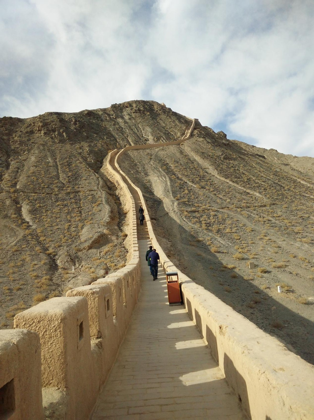 明长城最西端关口：天下第一雄关嘉峪关的历史与防御体系