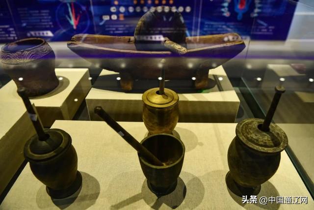 博物馆的玻璃柜内外：千年蒙医药的过去被珍藏，未来正在书写……