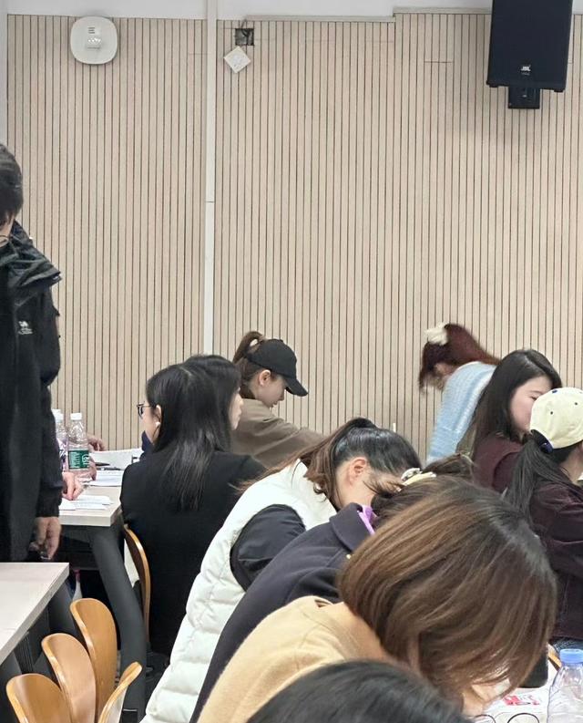 戚薇北大考试被偶遇，在人群中美得突出，网友惊呼“好瘦好美呀”
