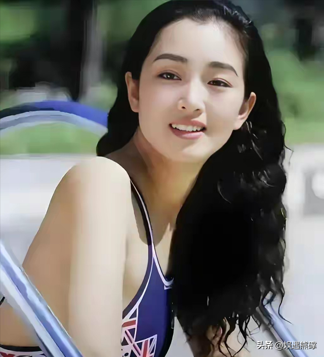 天呐！巩俐这身材太惊艳了，胸围几乎到肚脐，状态却依旧十分亮眼