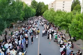 比夜市还热闹！聊城大学“跳蚤市场”火出圈图片