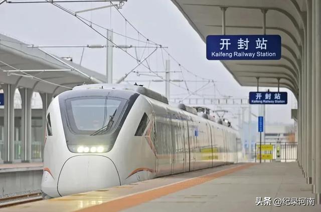 这个夏天百年历史的开封火车站迎来了旅游客流的火爆高峰,