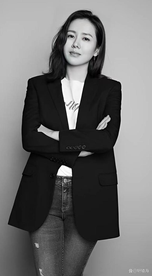 被孙艺珍的气质惊艳到了，穿V领连衣裙秀好身材，笑容好迷人！