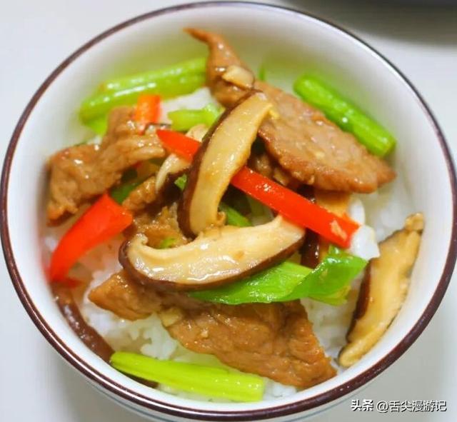 4种家常食材！芹菜香菇炒肉片鲜香下饭，全程大火快炒超入味