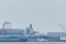 福建舰上岸1个月后，8万吨巨舰再次下水，接下来就是重头戏图片