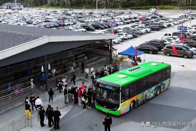 国庆假期第三天 五台山景区迎客流高峰多举措 保障游览秩序