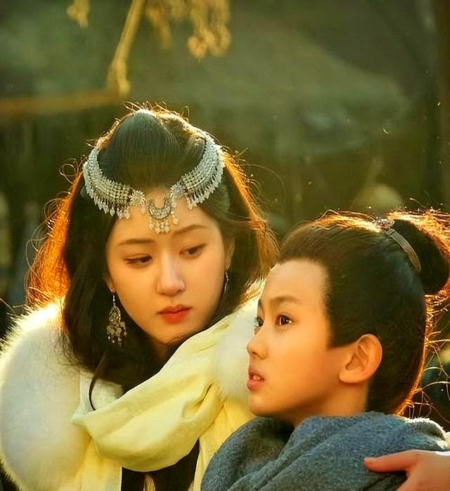 《许我耀眼》中13岁小孩哥，不仅三搭赵露思，还演过陈伟霆小时候