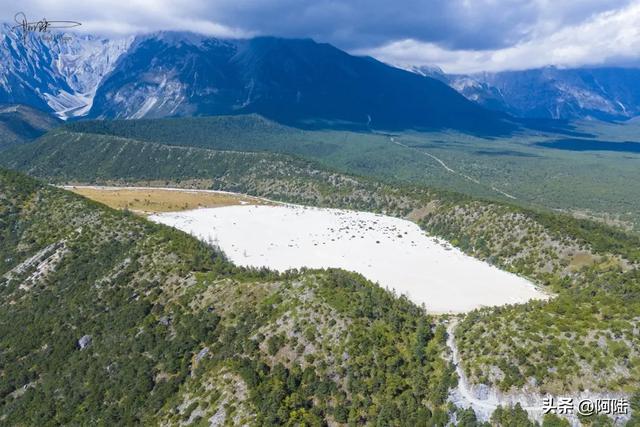 航拍玉龙雪山的秘境牛奶湖,目前还未开发,徒步需要管委会批准