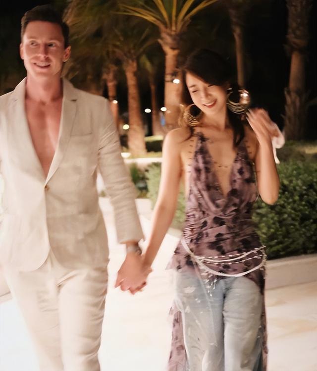 和陈赫离婚10年后，晒出情侣泳装照的许婧，没给前夫留一丝体面