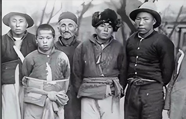 1950年，5000土匪包围解放军，匪首听错哨兵一个字，我军化险为夷