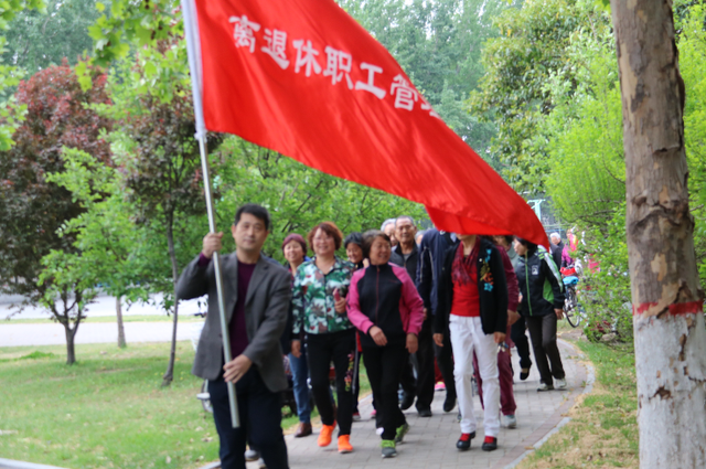 中央定调！退休新规2030年分水岭显现	，部分人员或将面临双重压力