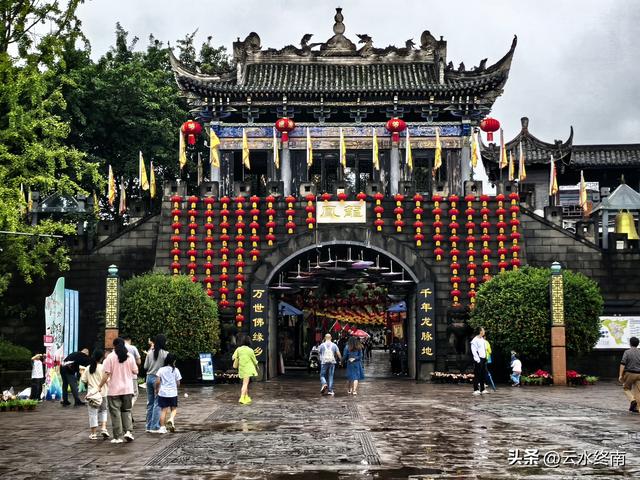 说这里是“川中第一镇”有些夸张，但是美食还是挺多，闲转还可以