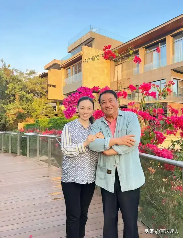 姜昆国外过圣诞仅一天，恶心的一幕出现，郭德纲的话含金量还在升