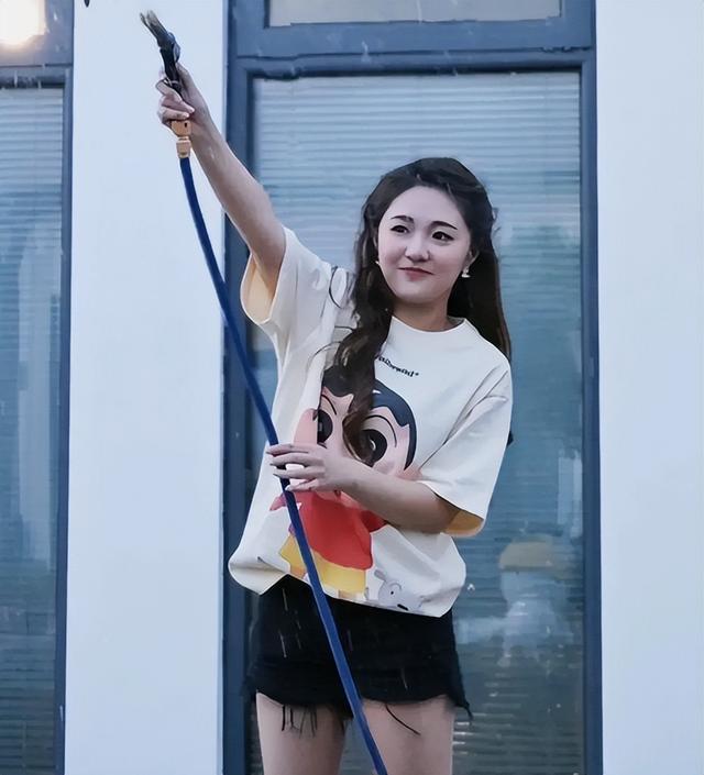 金龟子女儿宣告二胎流产2天，令人恶心一幕上演，朱媛媛也被牵连