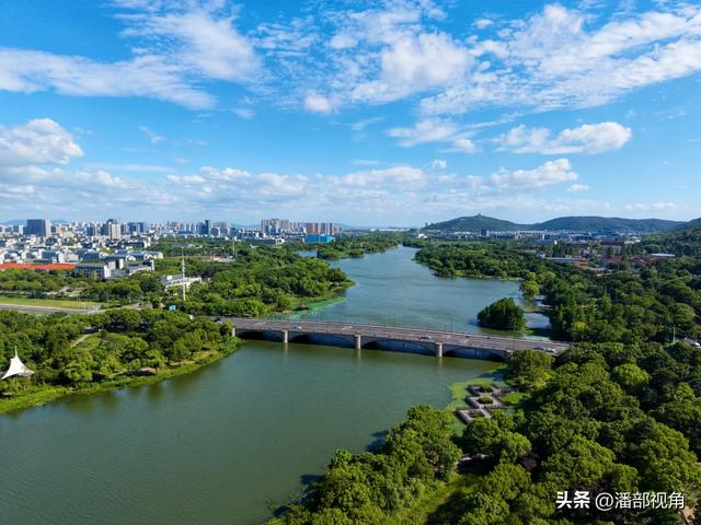 蓝天白云下的无锡蠡湖，浪漫如诗，心随浪逐，梦与湖共舞。
