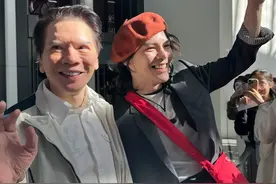 向佐身穿百褶裙，头戴贝雷帽现身澳门被粉丝围堵拍照，好不开心！图片