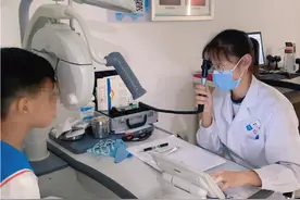 两年前查出50度近视未干预，8岁男孩近视暴增至400度图片