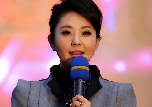 51岁主持人方琼：嫁给电视台领导，21岁儿子不仅长得像她还是学霸