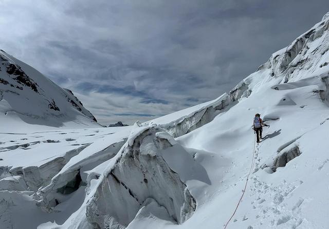 希腊登山者在2000米高峰遇雪崩，人们发现三男一女相拥在一起死亡
